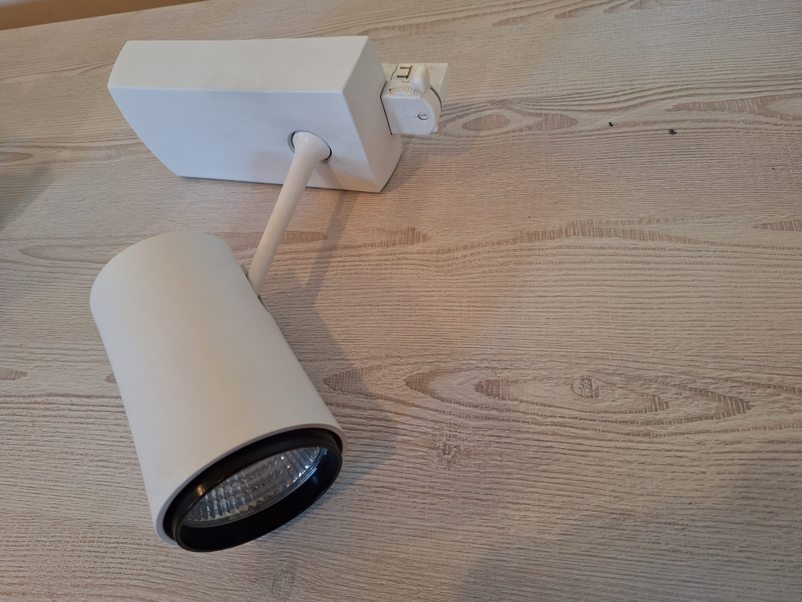 Prožektoriniai šviestuvai su Multi adapter GA69 – 6A, 250V (Viso 19vnt.)