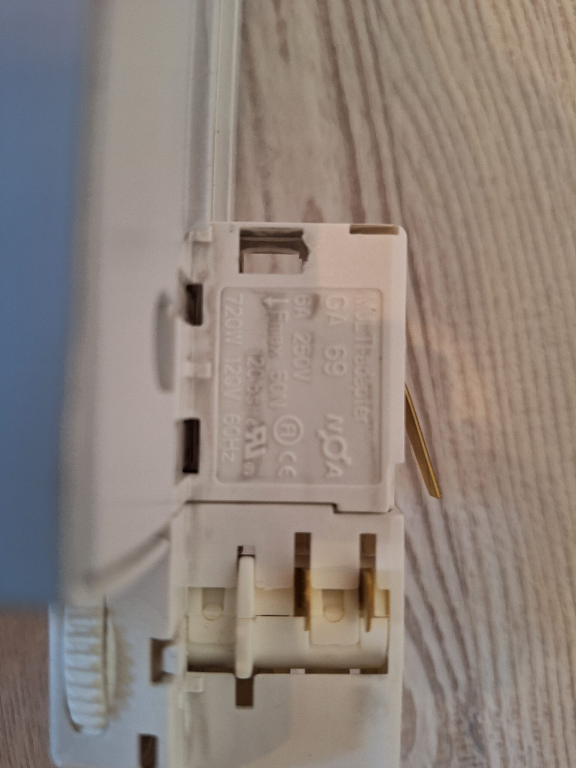 Prožektoriniai šviestuvai su Multi adapter GA69 – 6A, 250V (Viso 19vnt.)