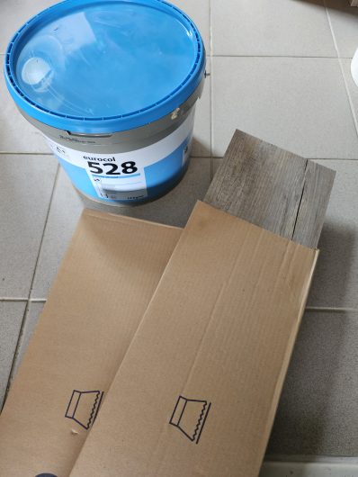 Vinilinės grindų lentelės ir pusė kibiro Forbo klijų