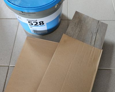 Vinilinės grindų lentelės ir pusė kibiro Forbo klijų