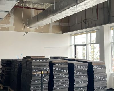 Pakeliamų grindų sistema su kojomis