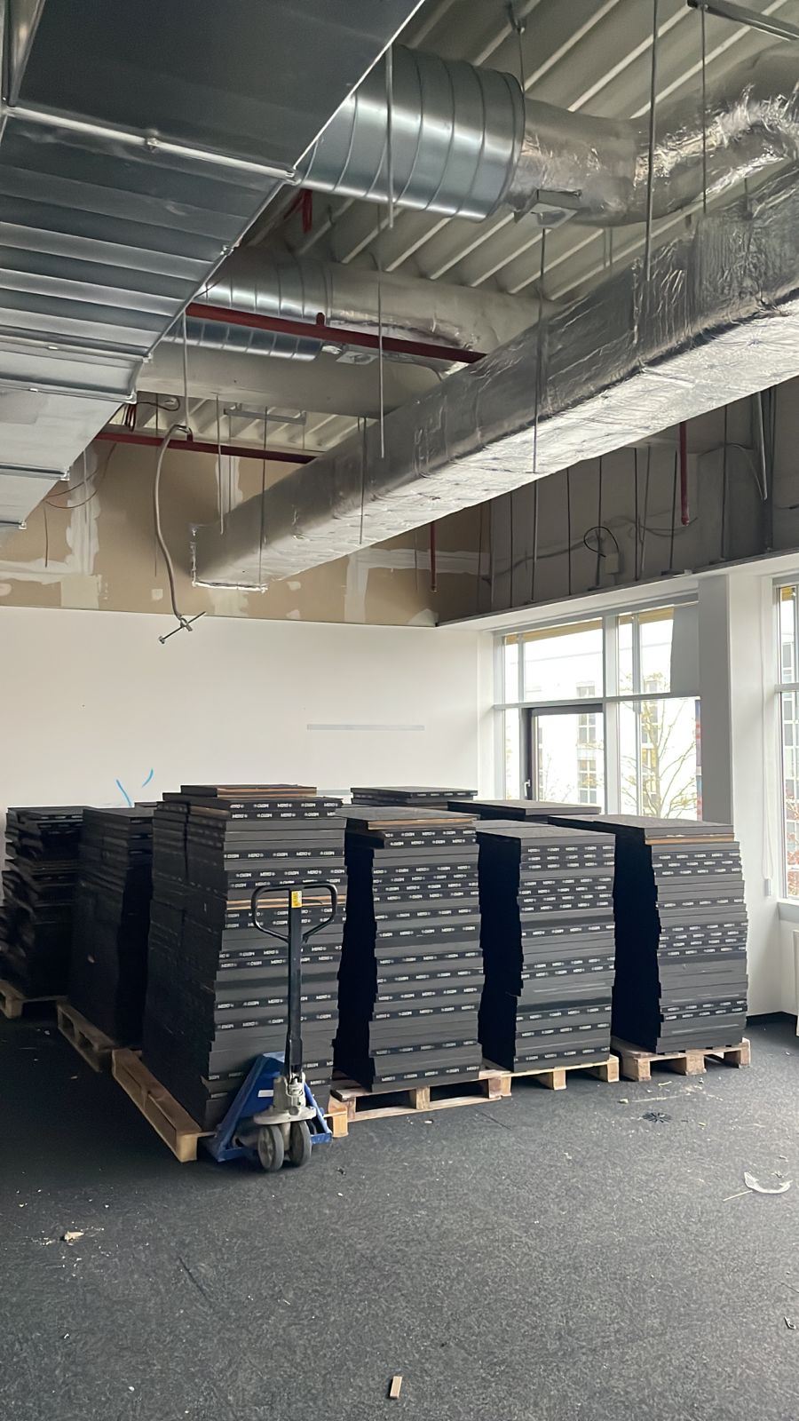 Pakeliamų grindų sistema su kojomis