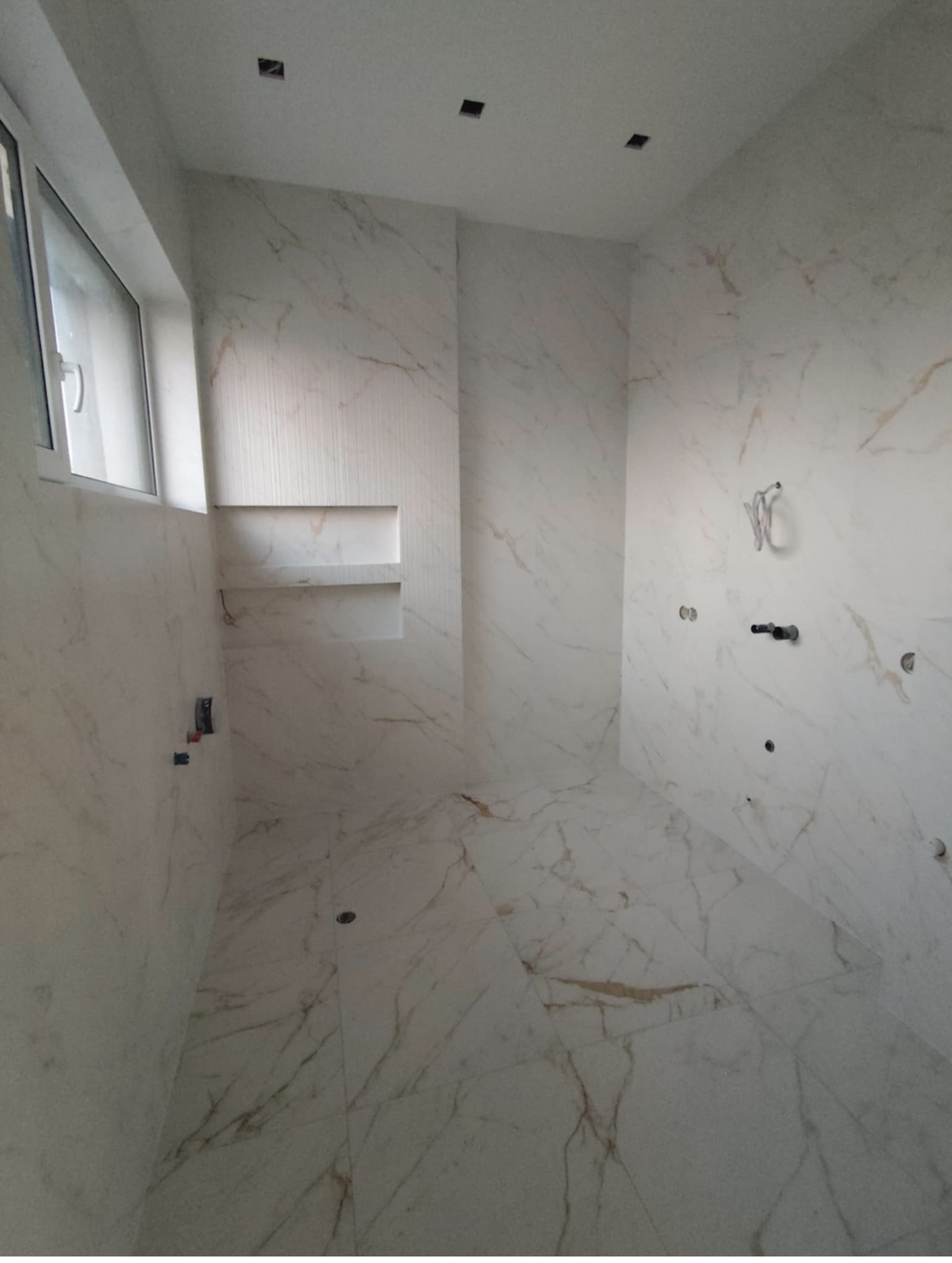 Parduodamos MAGNIFICA (MARAZZI – italų gamintojo) 12vnt, plytelių – 1,80×0,60m,
