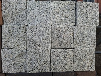 Granito skaldyta trinkelė 10x10x5cm (1m2)