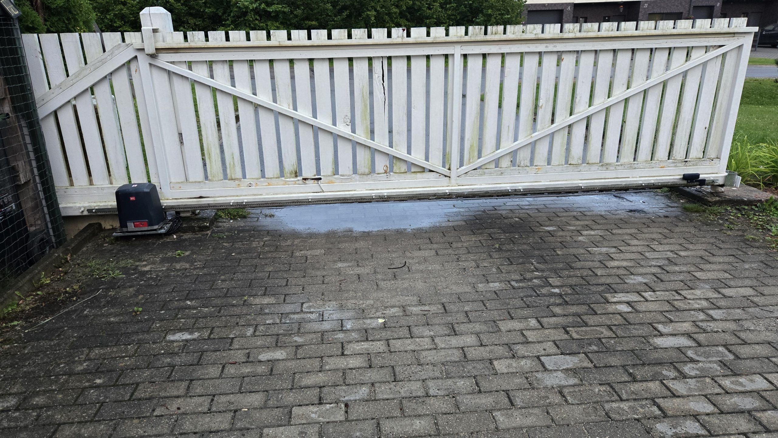 Parduodu stumdomus vartus. Tvirtas plieninis rėmas. 4-5 m vartų plotis